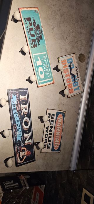 Percheros vintage,reloj vintaje.