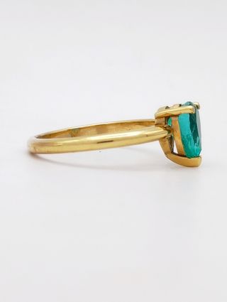 Anillo de Oro 18k con esmeralda talla lágrima.