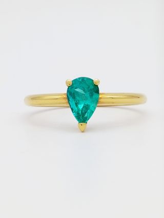 Anillo de Oro 18k con esmeralda talla lágrima.