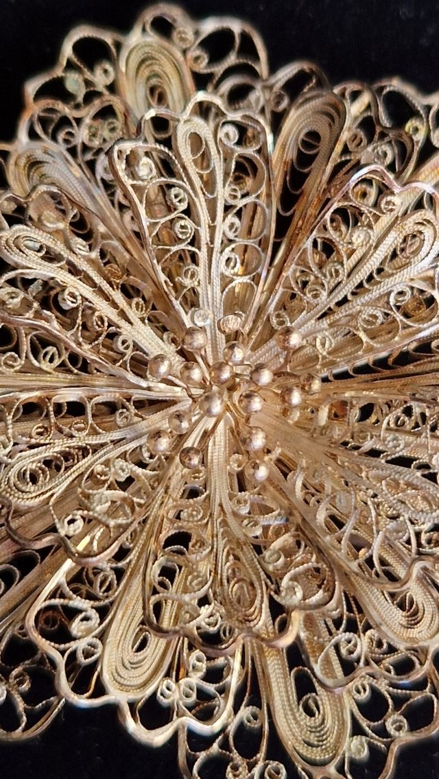 Broche flor plateado