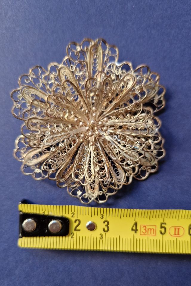 Broche flor plateado