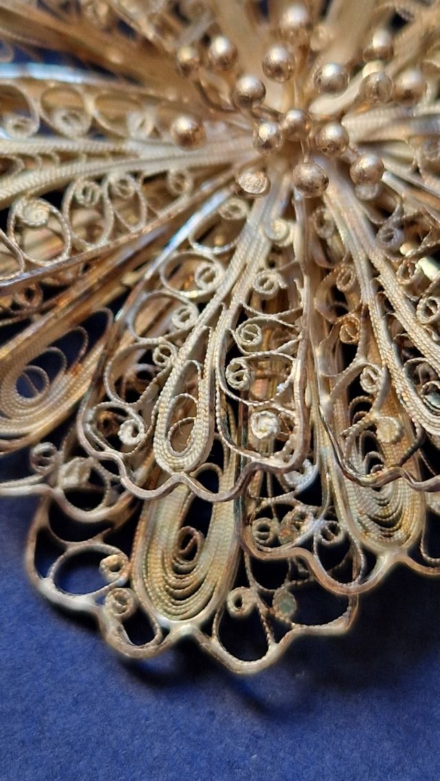 Broche flor plateado