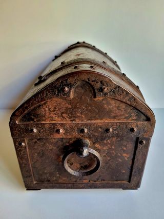 ANTIGUO COFRE EN HIERRO BAÚL DE FORJA