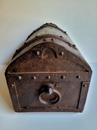 ANTIGUO COFRE EN HIERRO BAÚL DE FORJA