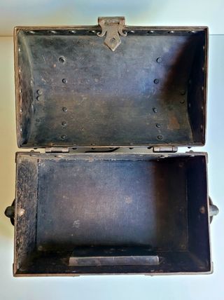 ANTIGUO COFRE EN HIERRO BAÚL DE FORJA