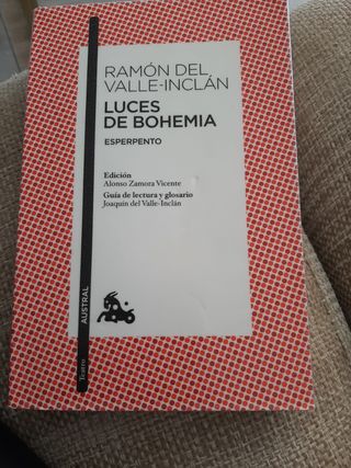 Luces de Bohemia: Esperpento. Edición de Alonso Zamora Vicente. Guía de lectura y glosario de Joaquín del Valle-Inclán (Spanish Edition)
