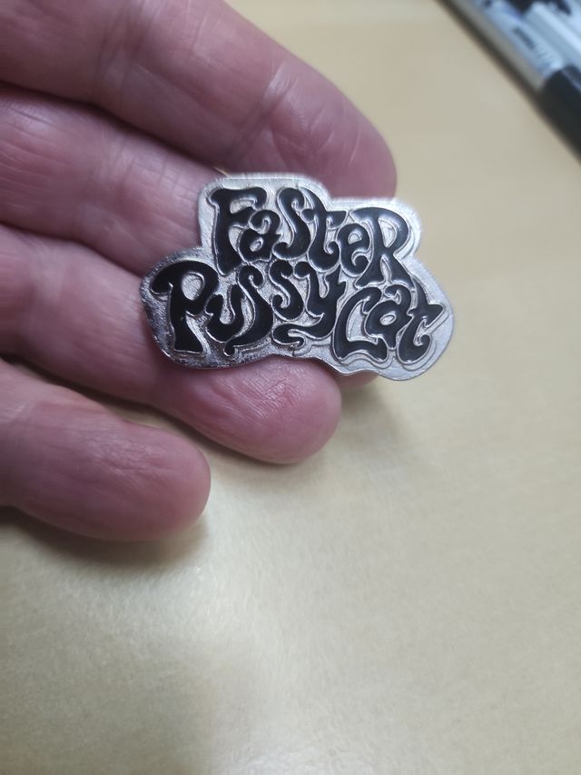 FASTER PUSSYCAT PIN METAL OFICIAL ANTIGU
