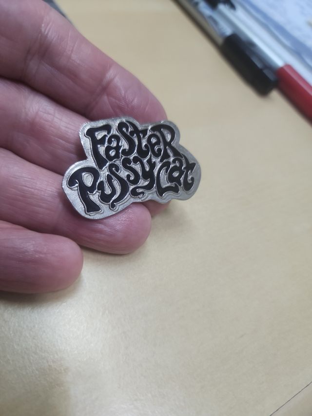 FASTER PUSSYCAT PIN METAL OFICIAL ANTIGU