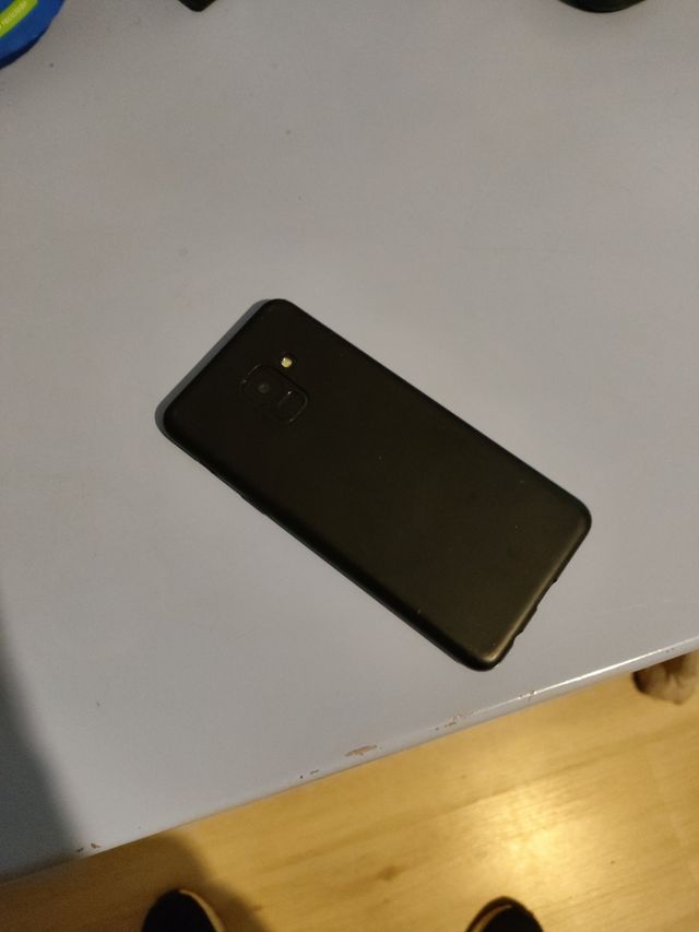 Teléfono móvil Samsung a8