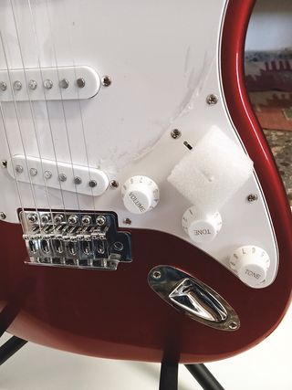 Guitarra eléctrica EKO Mod 1956 con su soporte