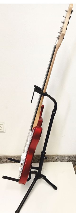 Guitarra eléctrica EKO Mod 1956 con su soporte