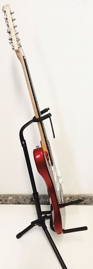 Guitarra eléctrica EKO Mod 1956 con su soporte