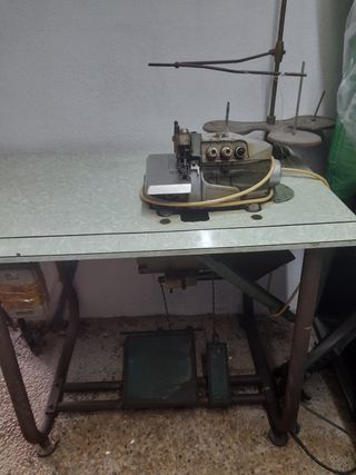 Maquina de coser remalladora industrial.