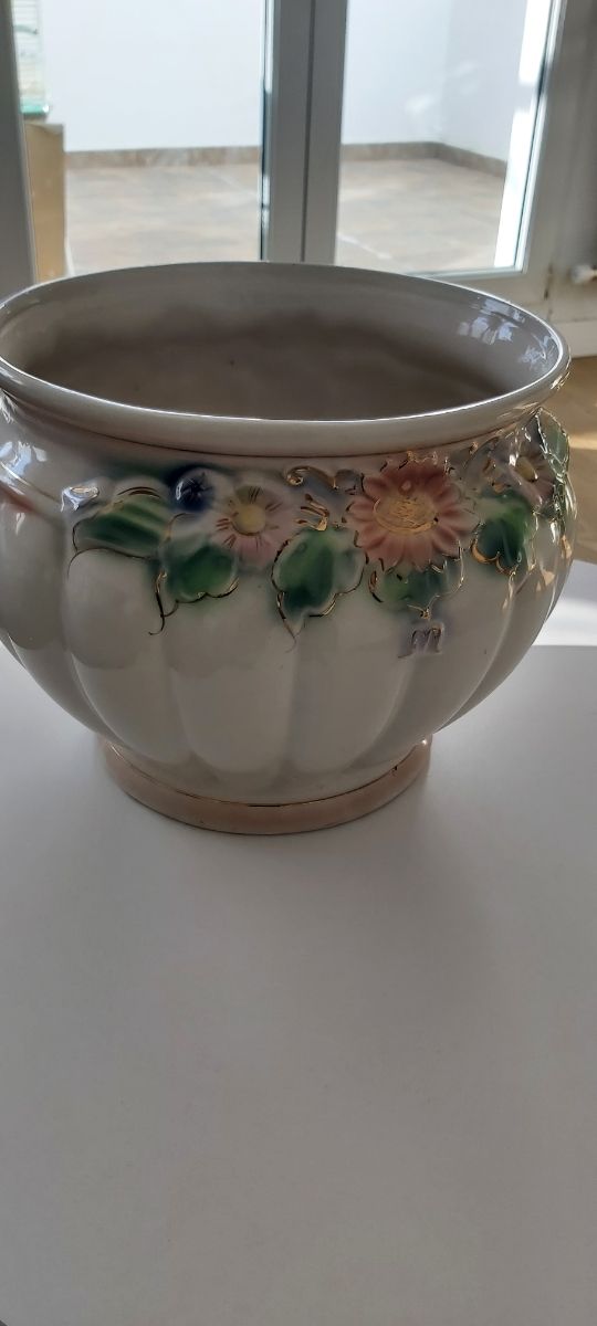 Porta maceta de cerámica ,grande.