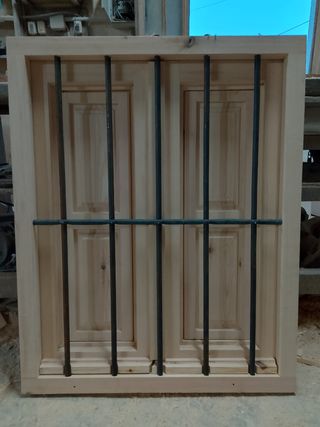Ventana de madera con reja carcelera 