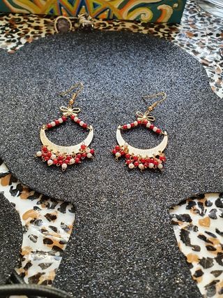 Pendientes de perlitas rojas