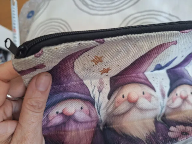 Neceser gnomos morado y beige