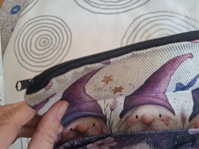 Neceser gnomos morado y beige