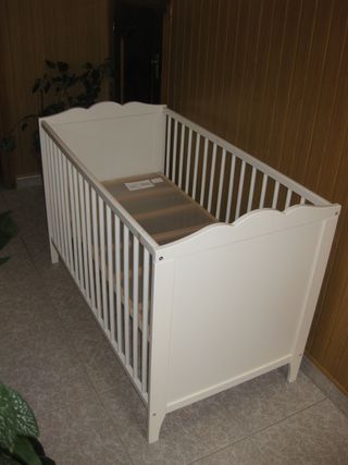 Cuna Hensvik Ikea + sommier + colchón y protector 