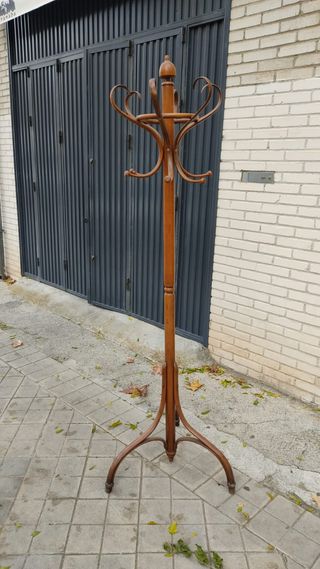 Perchero de madera clásico en excelente estado