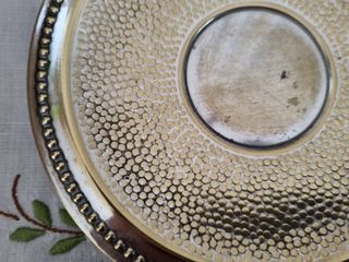 Antigua taza con plato plateado y cristal opalina.