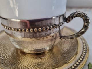 Antigua taza con plato plateado y cristal opalina.