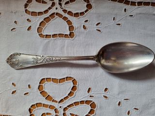 Antigua taza con plato plateado y cristal opalina.