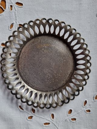 Antigua taza con plato plateado y cristal opalina.