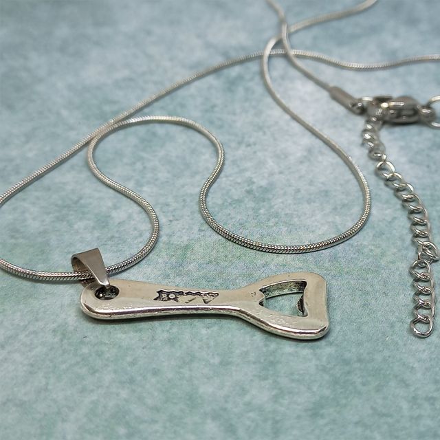 Cadena de acero con lindo colgante de abrebotellas