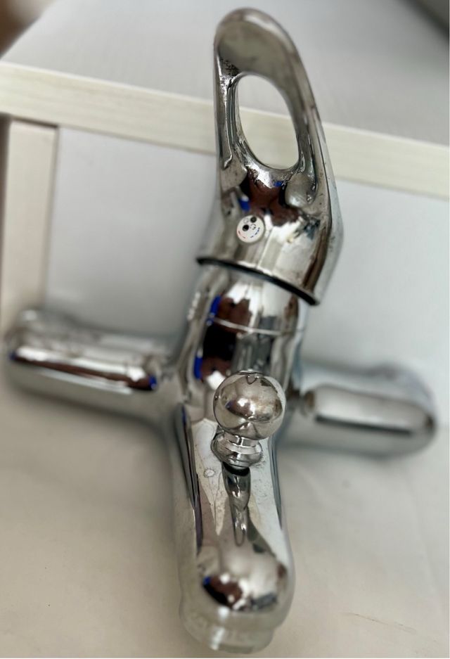 Miscelatore a parete per doccia e vasca da bagno