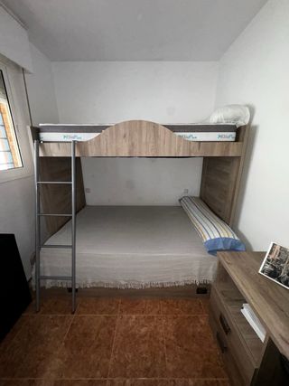 Cama litera con colchones y escritorio