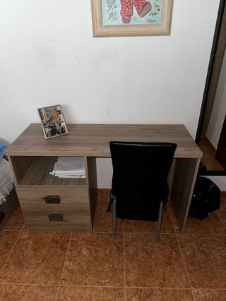 Cama litera con colchones y escritorio