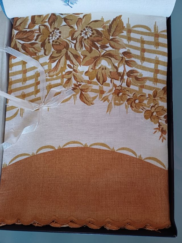 6 asciugamani in tela di puro lino. Bassetti