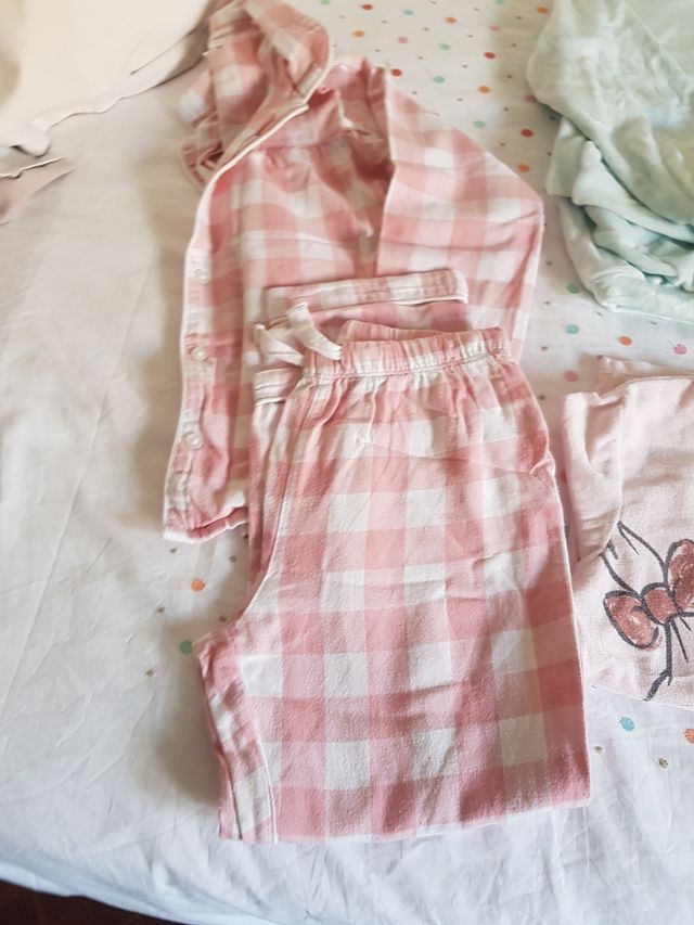 3 Pijamas t. 6-7 y 3 camisetas niña