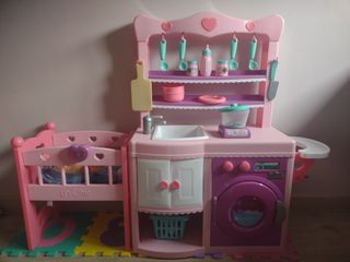 Cocinita con lavadora, trona, cuna y ac