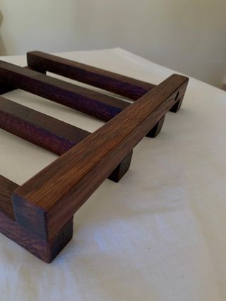 Portabottiglie in legno di rovere a botte.