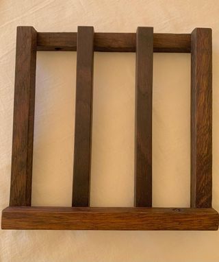 Portabottiglie in legno di rovere a botte.