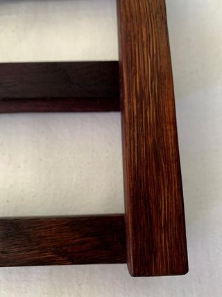 Portabottiglie in legno di rovere a botte.