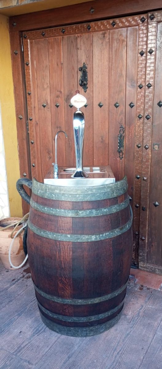 Grupo frio con barril de madera