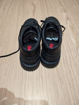 Zapatos negros camper
