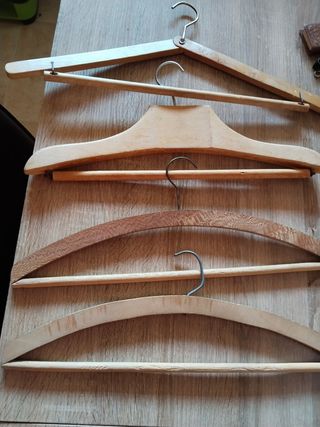 Lote de perchas de madera antiguas