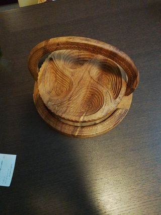 Centrotavola di legno lavorato a mano.