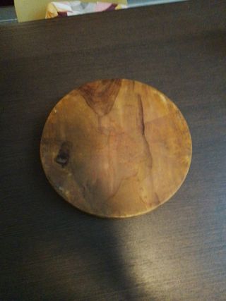 Centrotavola di legno lavorato a mano.