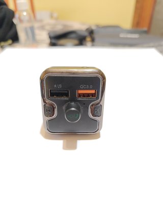 Cargador rápido y manos libres bluetooth