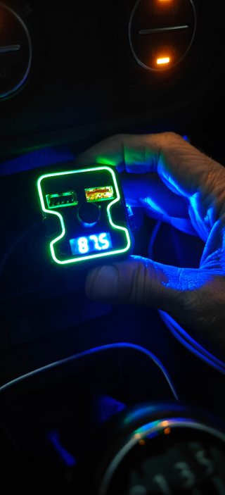 Cargador rápido y manos libres bluetooth
