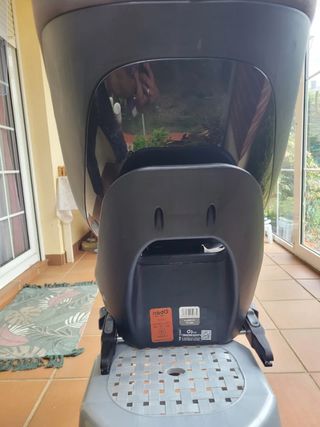 Silla coche para bebé en gris  (adaptable)