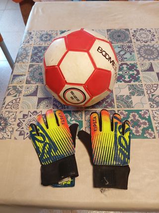 Pelota de fútbol y guantes de portero