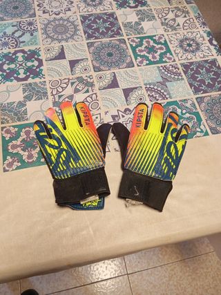Pelota de fútbol y guantes de portero
