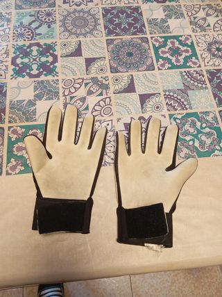 Pelota de fútbol y guantes de portero