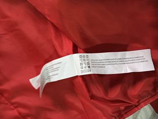Cazadora roja.